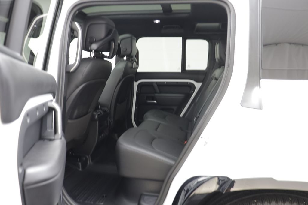 Certified Used 2025 White Land Rover X-Dynamic SE image 15