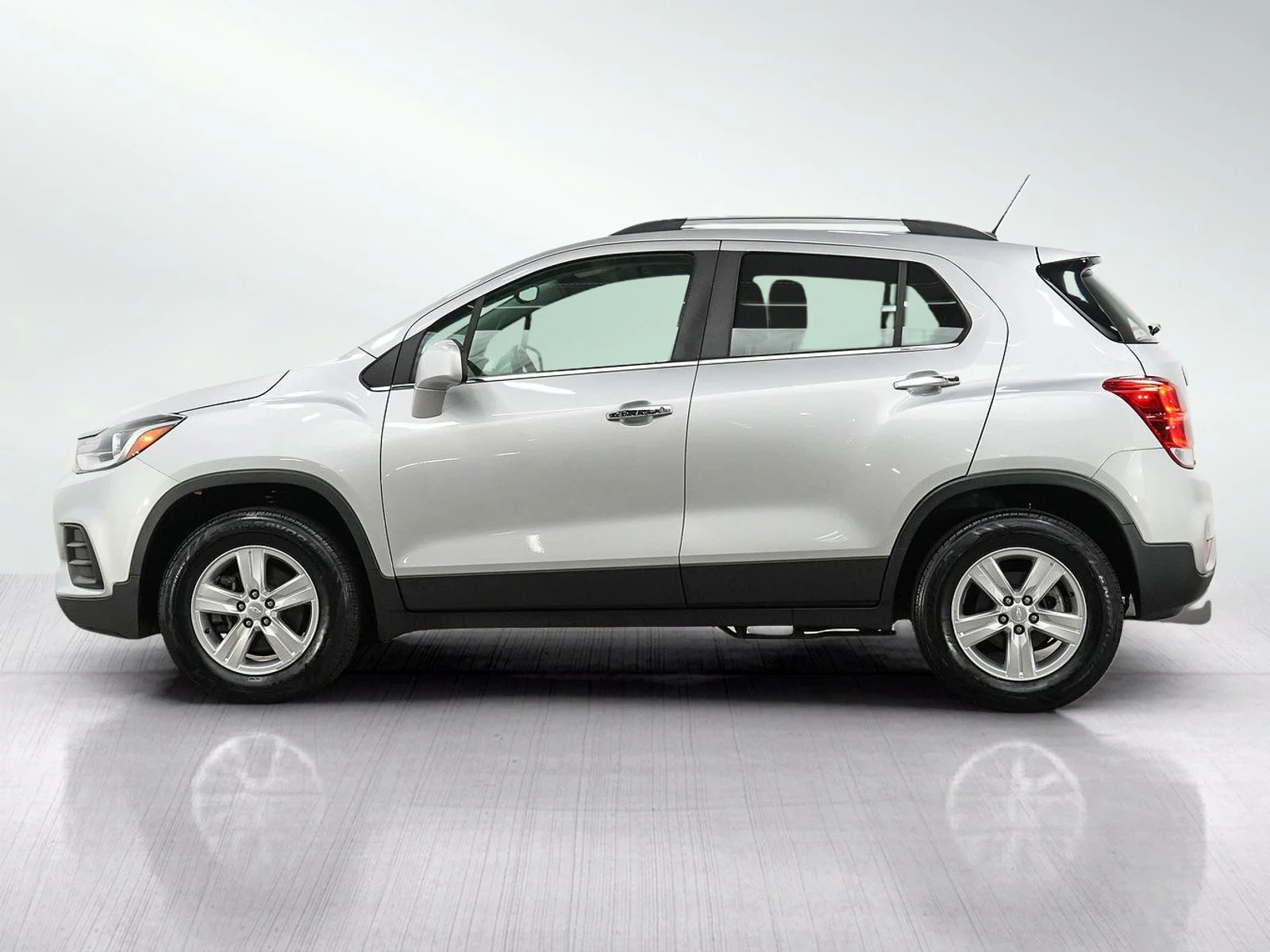 Used 2019 Chevrolet Trax LT with VIN 3GNCJPSB5KL401168 for sale in Minneapolis, Minnesota