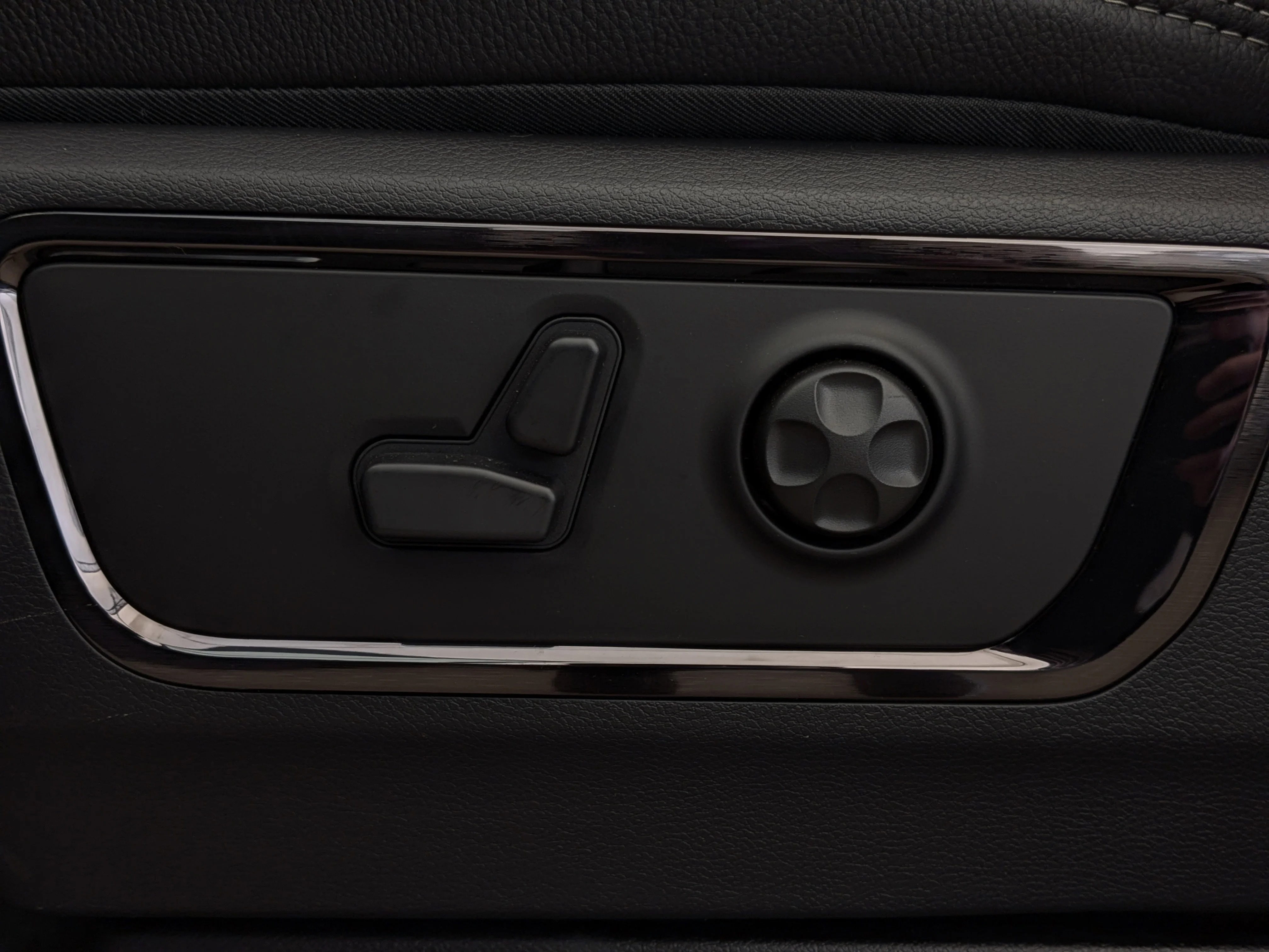 New 2026 Black RAM Limited - - Night Edition - Limited Level A Equip Grp - Dual?Pane Panoramic Sunroof - 5.7L HEMI V8 e image 15