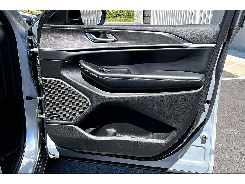 Used 2022 Silver Zynith Jeep Limited image 24
