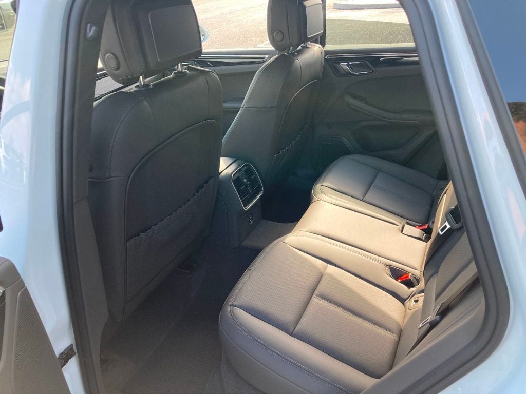 2025 Porsche Macan - Photo 21