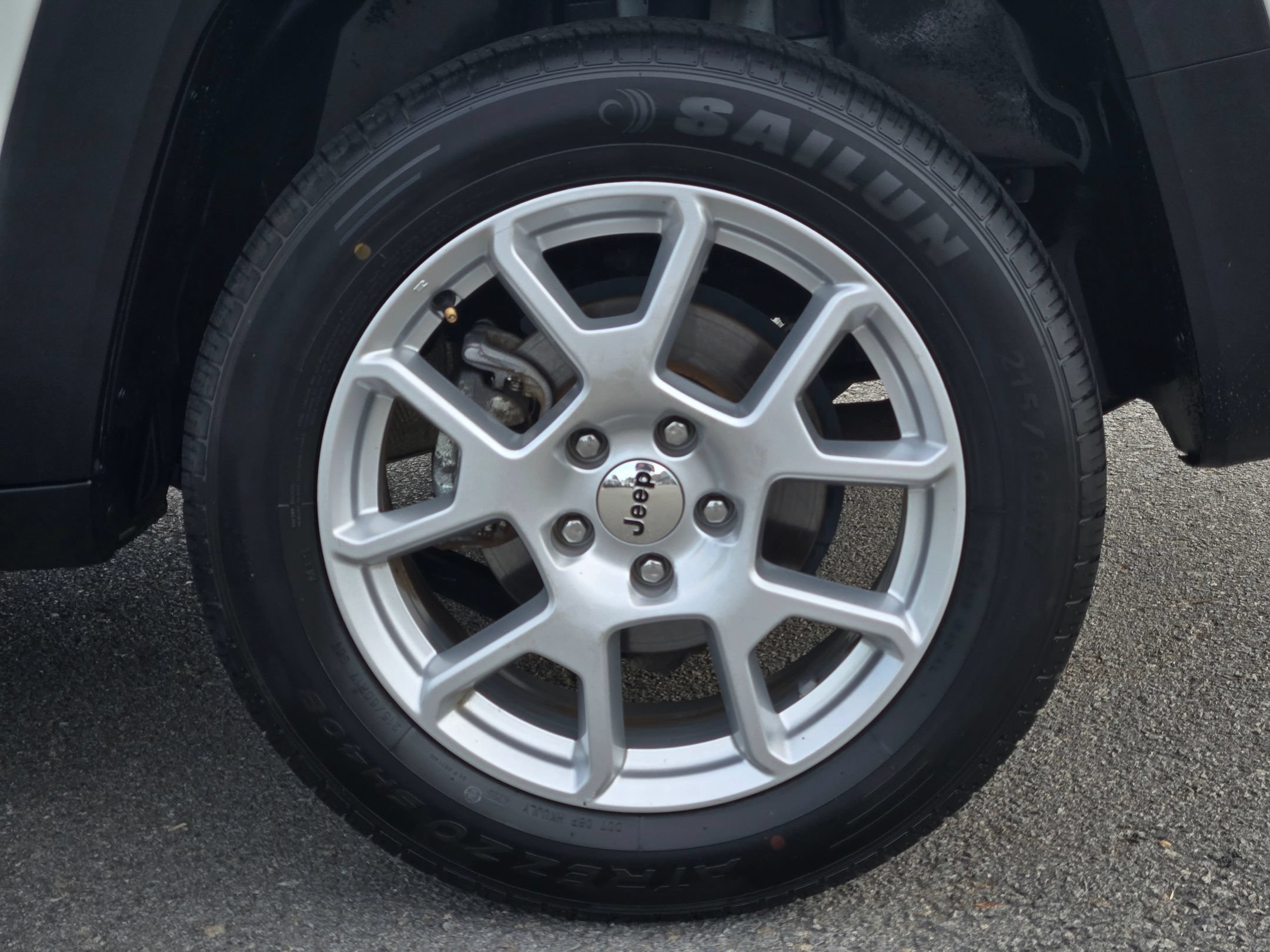 Used 2023 Alpine White Clearcoat Jeep Latitude image 17