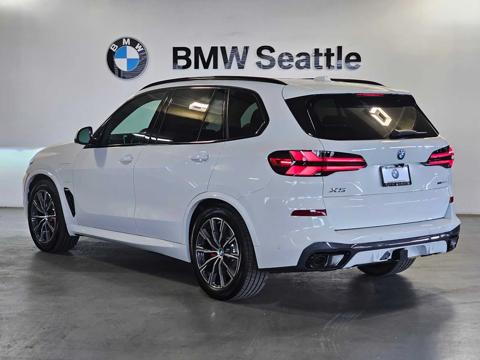 New 2026 Alpine White BMW xDrive50e image 4