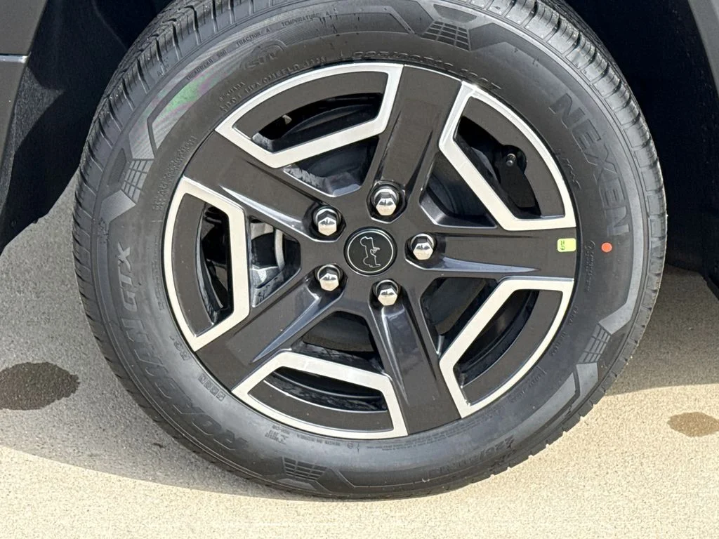 New 2026 Bright White Clear-Coat Exterior Paint Jeep Laredo image 9