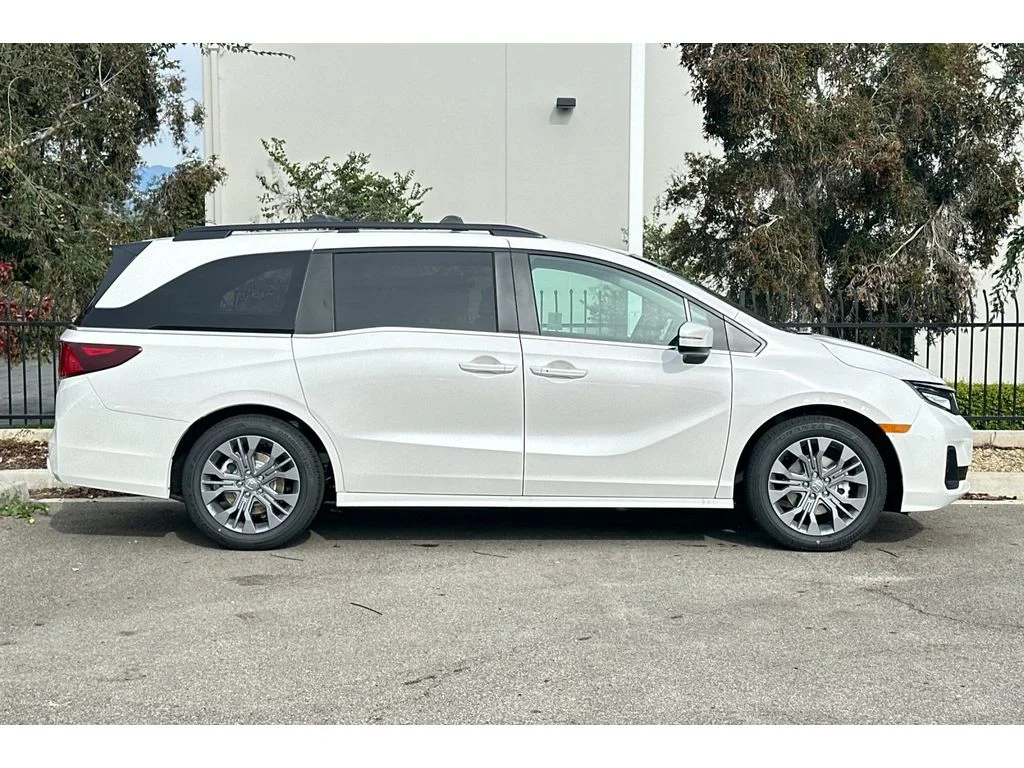 New 2026 Platinum White Pearl Honda Touring image 3