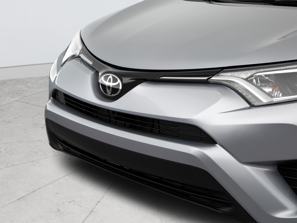 Used 2018 Silver Toyota LE image 59