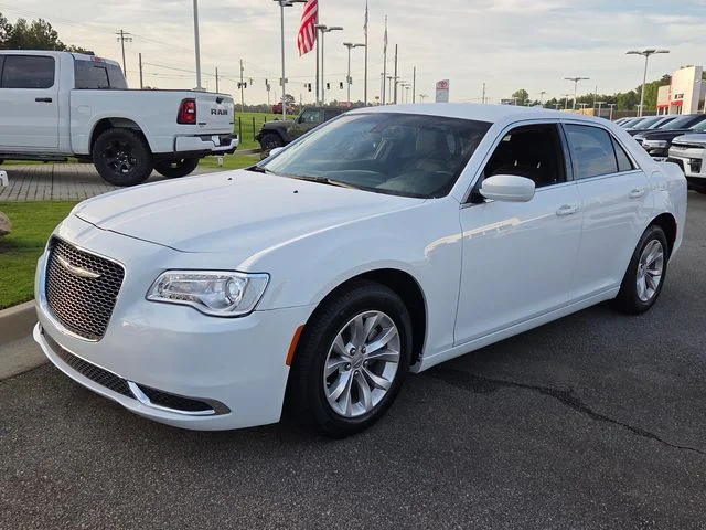 Used 2023 White Chrysler Touring image 3