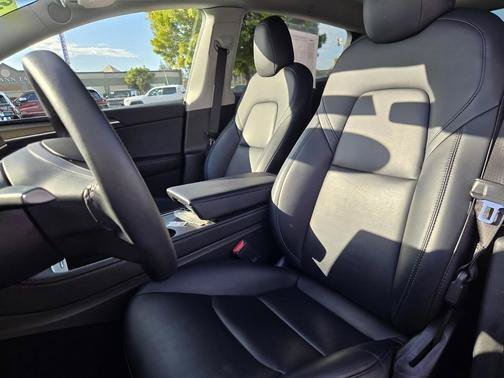 Used 2022  Tesla Performance image 19