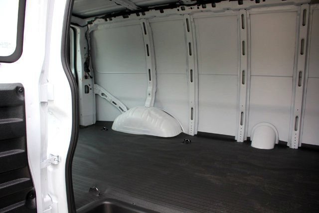 New 2025 Summit White Chevrolet WT image 31