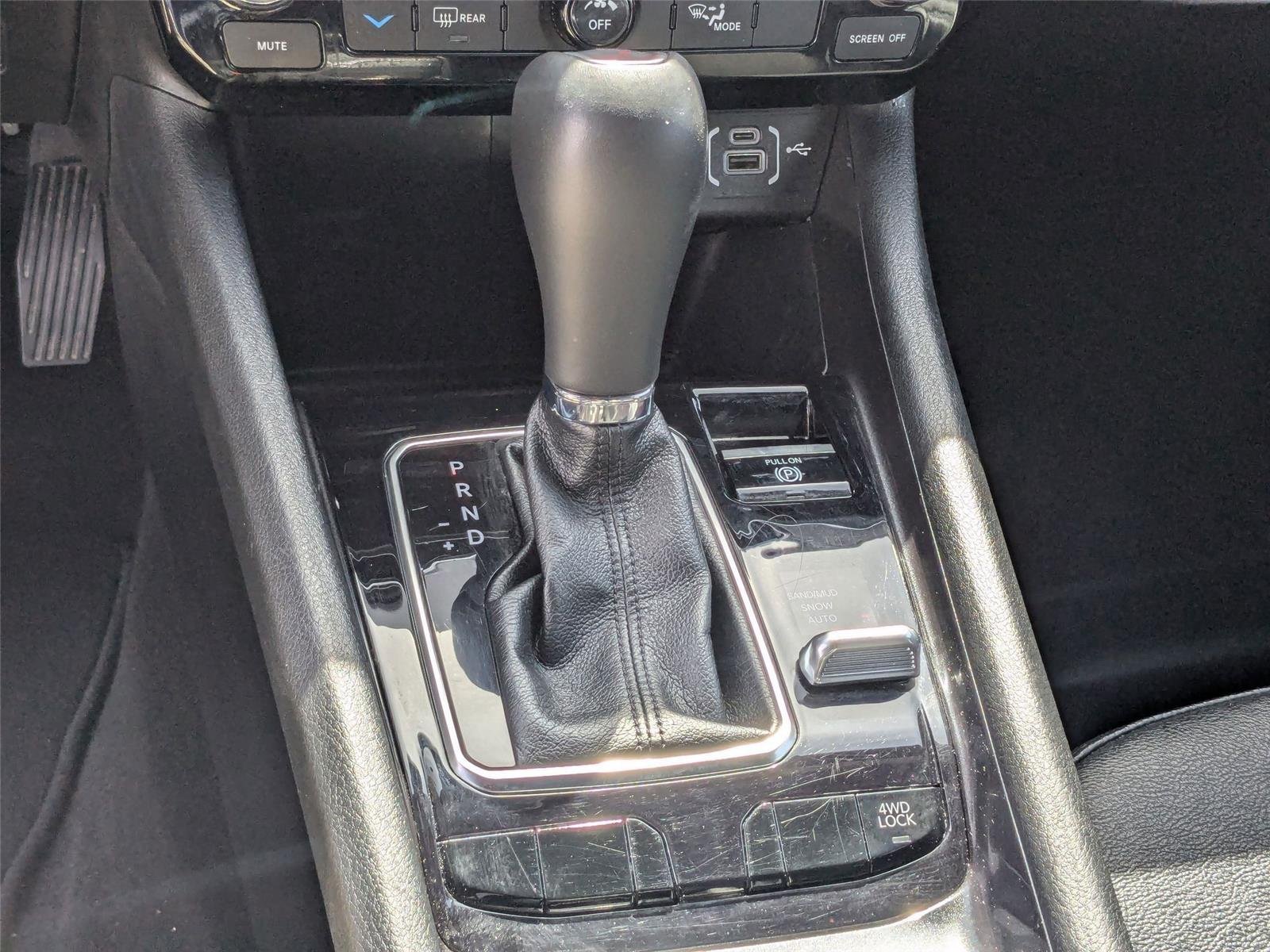 Used 2024 Diamond Black Crystal Pearlcoat Jeep Latitude image 23