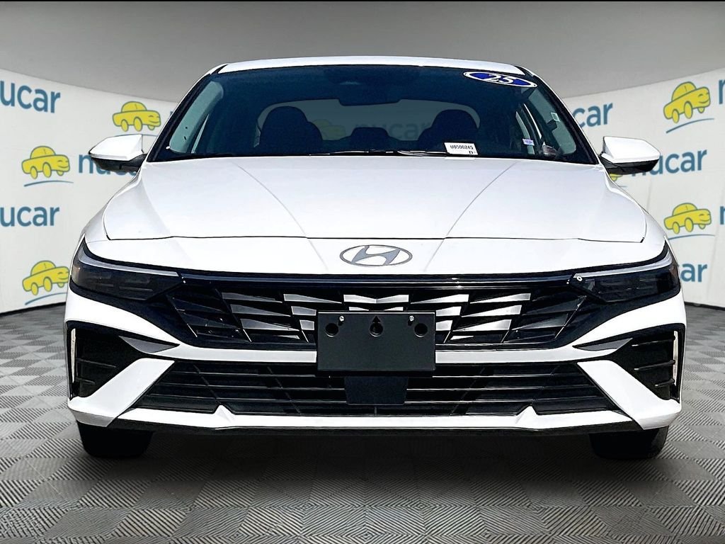 Used 2025 White Hyundai SEL Convenience image 2