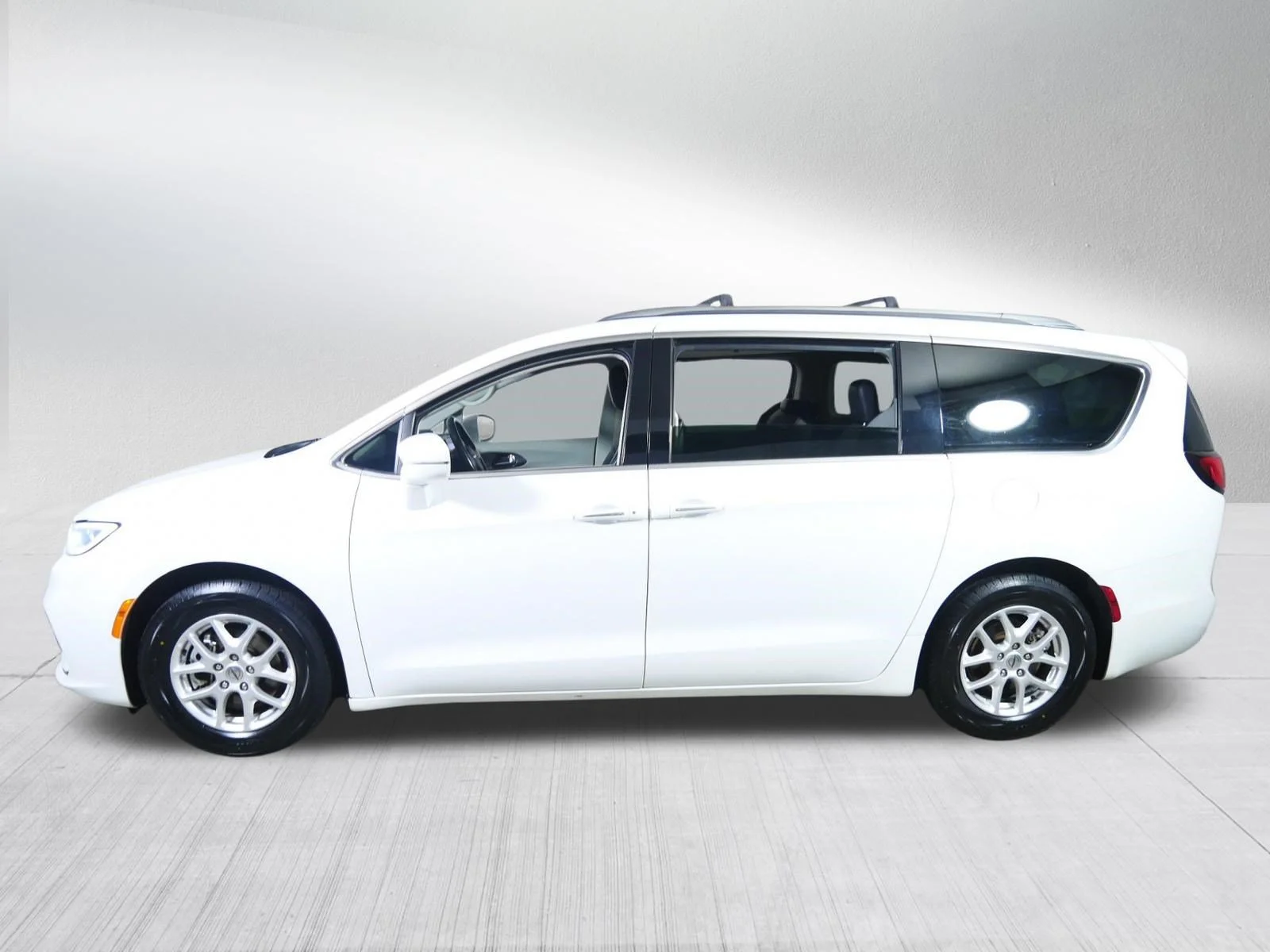 Used 2021 Bright White Clearcoat Chrysler Touring L image 4