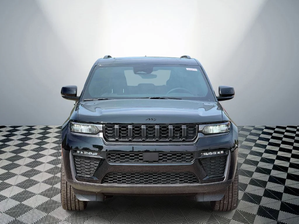 New 2026 Diamond Black Crystal Pearl-Coat Exterior Paint Jeep Limited image 2