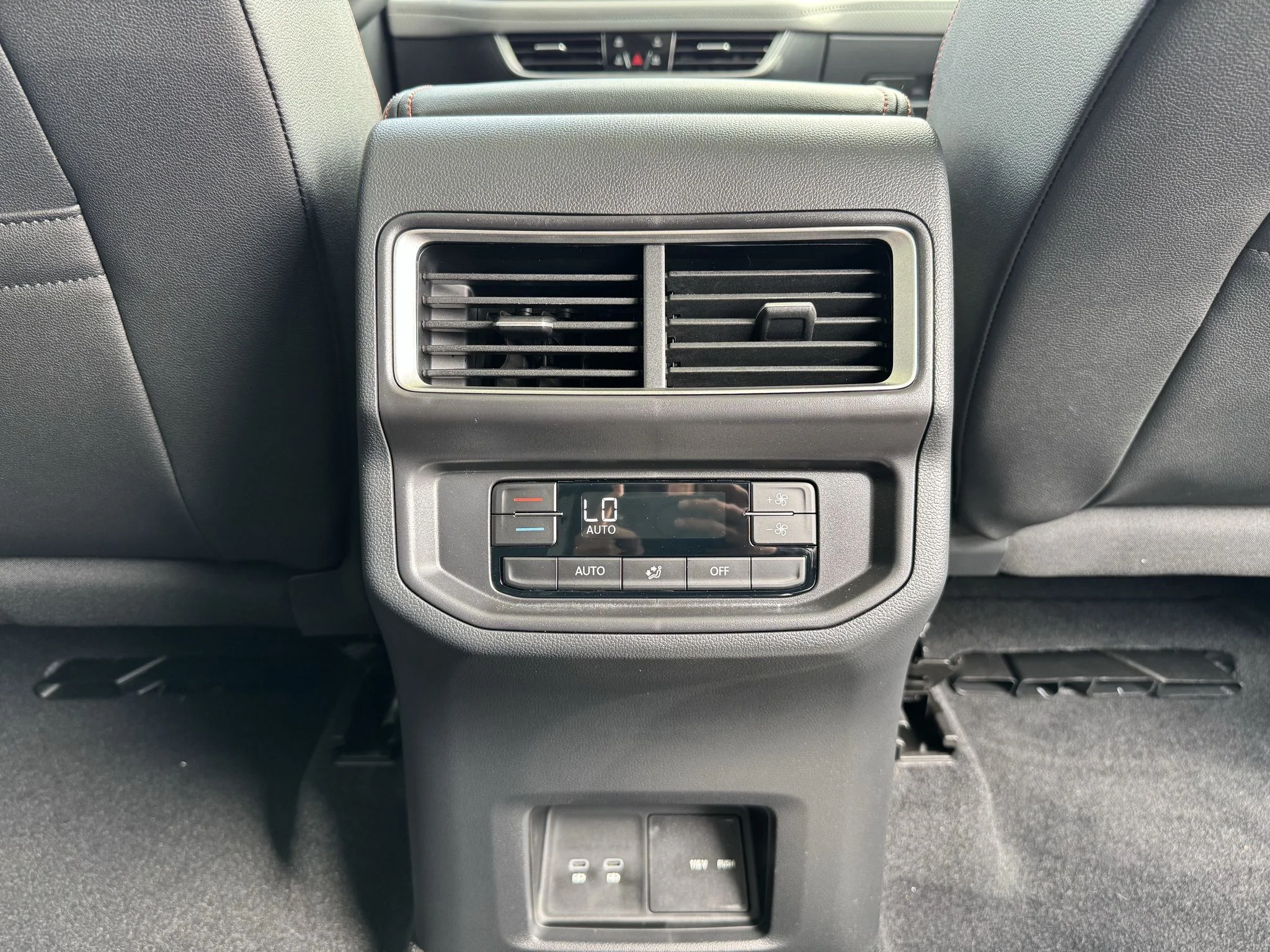 New 2026 Opal White Pearl Volkswagen 2.0T Peak Edition image 32