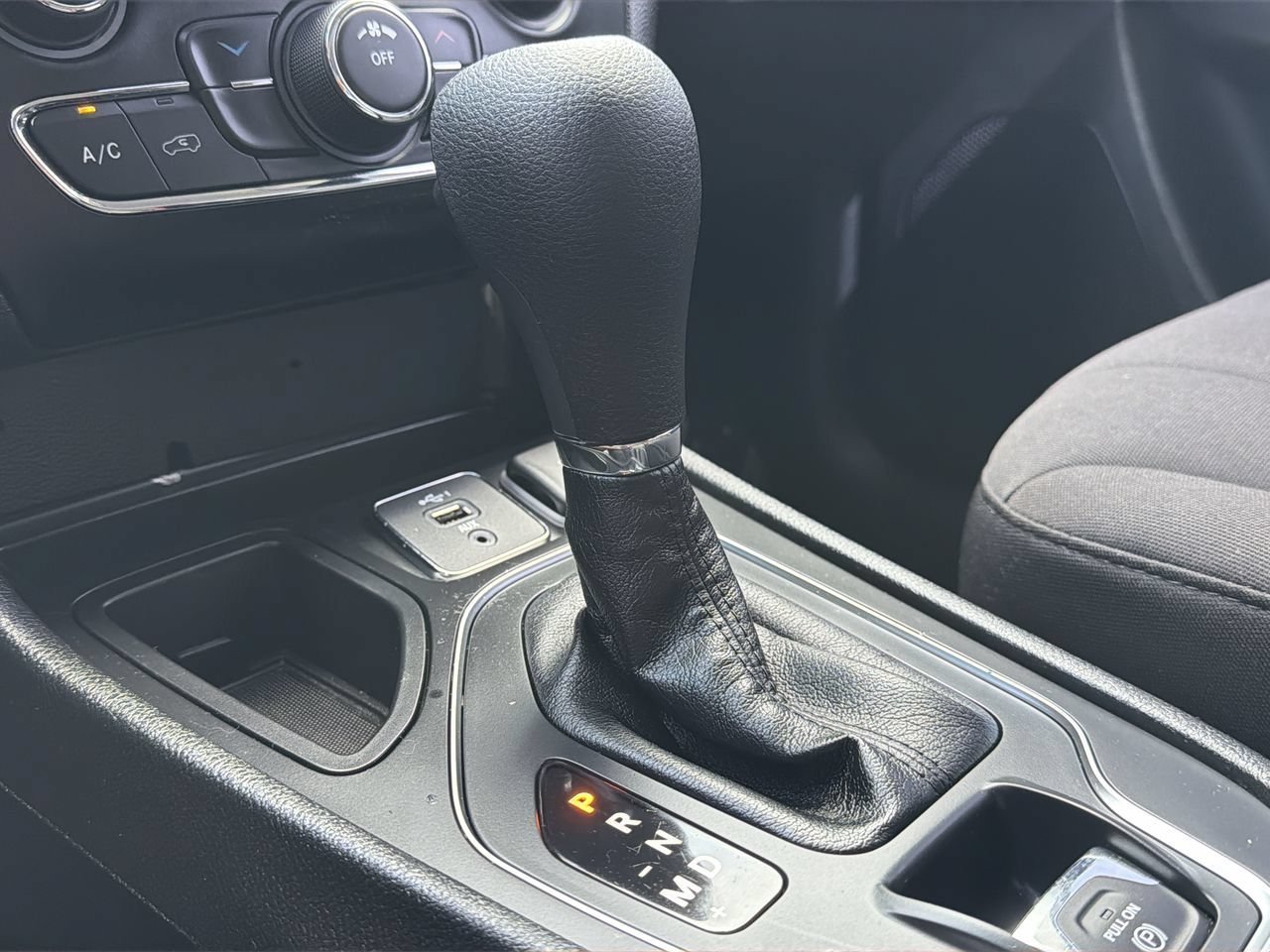 Used 2020 Diamond Black Crystal Pearlcoat Jeep Latitude image 23