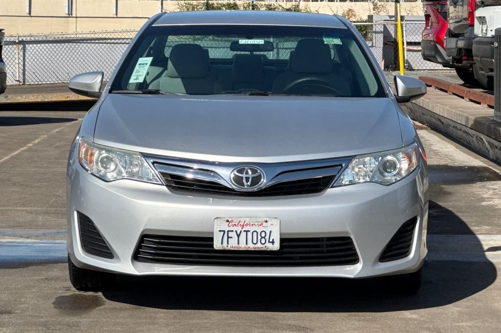 Used 2014 Silver Toyota LE image 9