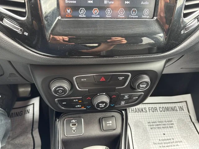 Used 2020 Granite Crystal Clearcoat Metallic Jeep Latitude image 26