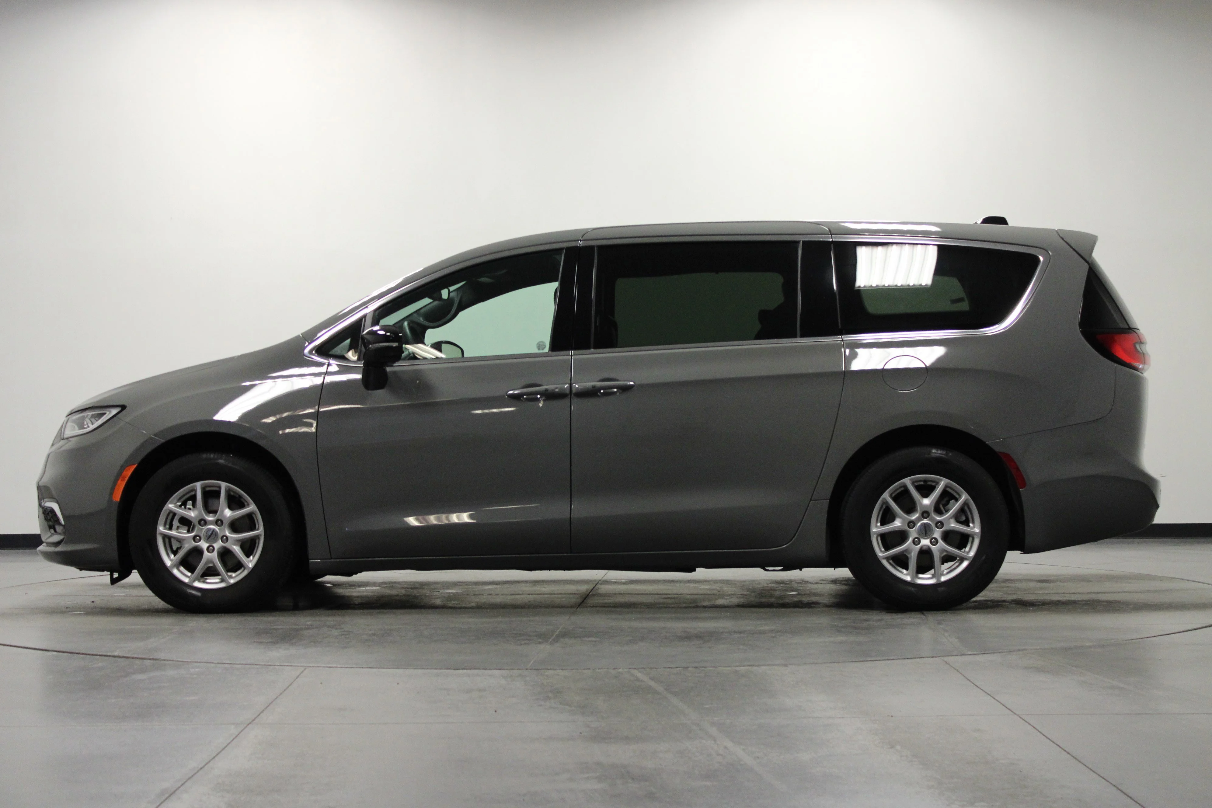 Used 2025 Ceramic Gray Clearcoat Chrysler Select image 7