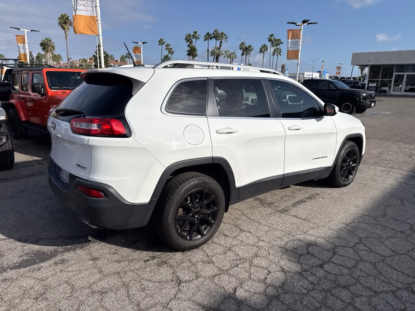 Used 2018 Bright White Clearcoat Jeep Latitude image 9