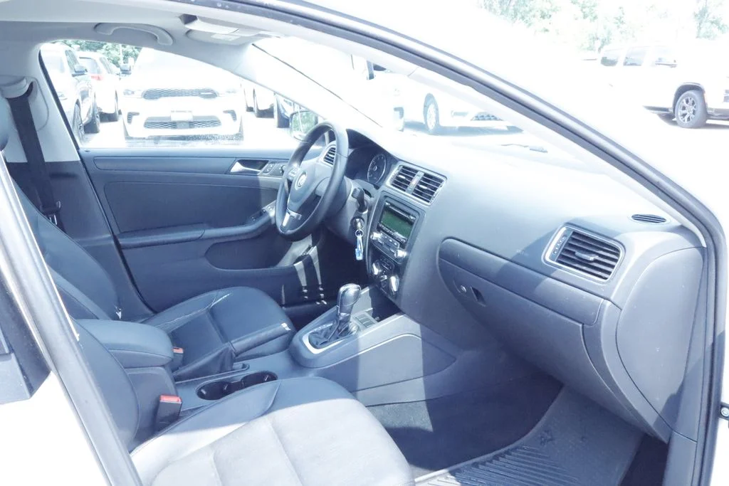 Used 2012 White Volkswagen 2.5L SE image 10