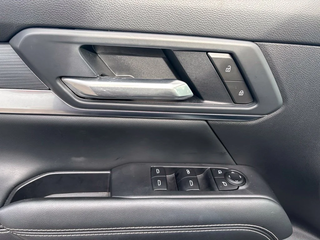 Used 2025 Silver GMC Elevation image 14