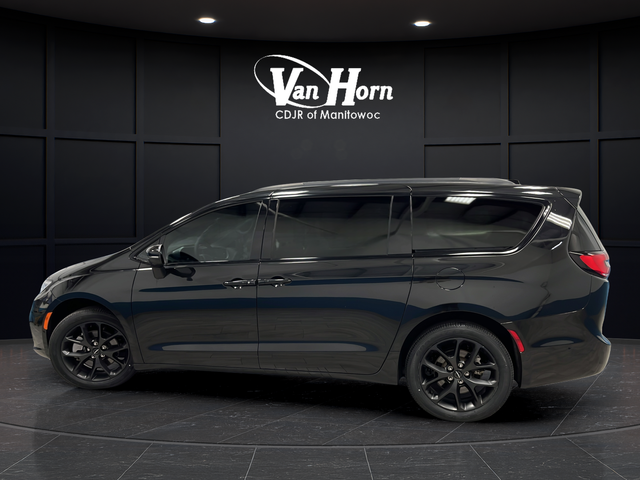 Used 2023 Brilliant Black Crystal Pearlcoat Chrysler Touring L image 4