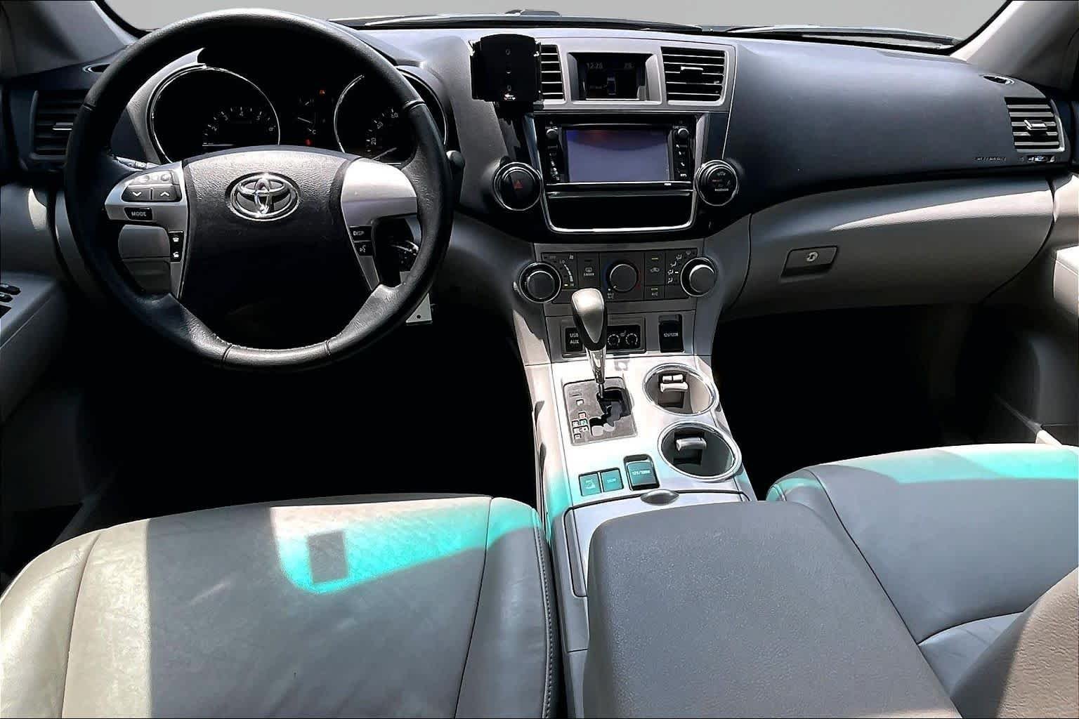 Used 2013 Classic Silver Metallic Toyota SE image 16