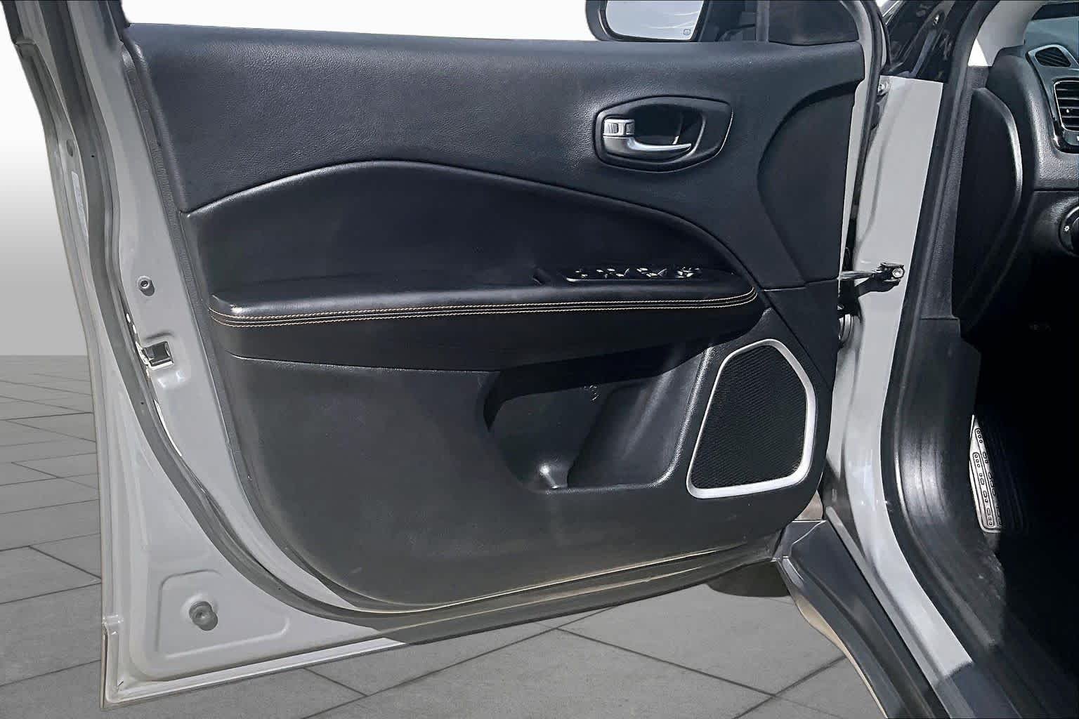 Used 2020 Sting-Gray Clearcoat Jeep Limited image 25