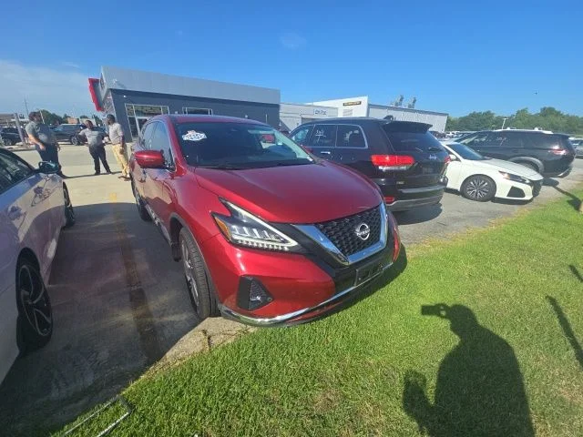 Used 2023 Red Nissan SL image 1