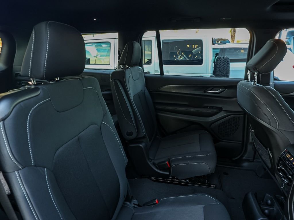 New 2026 Baltic Gray Metallic Clear-Coat Exterior Paint Jeep Laredo image 17