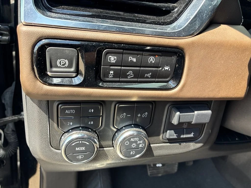 Used 2025 Onyx Black GMC Denali Ultimate image 13
