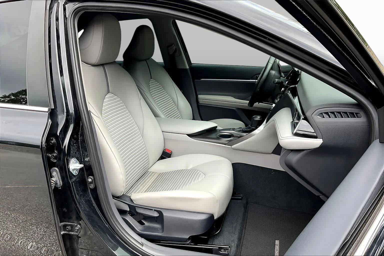 Used 2023 Midnight Black Metallic Toyota SE image 9