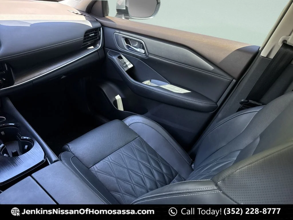 Used 2021 Silver Nissan Platinum image 29