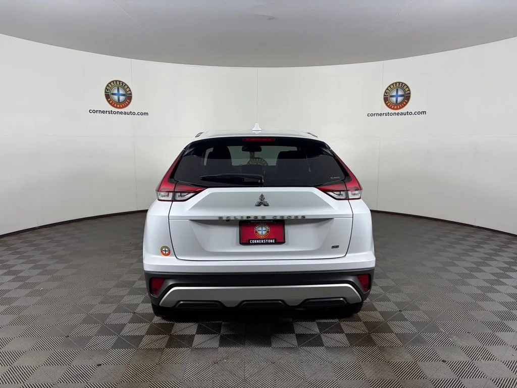 Used 2022 Silver Mitsubishi SE image 18