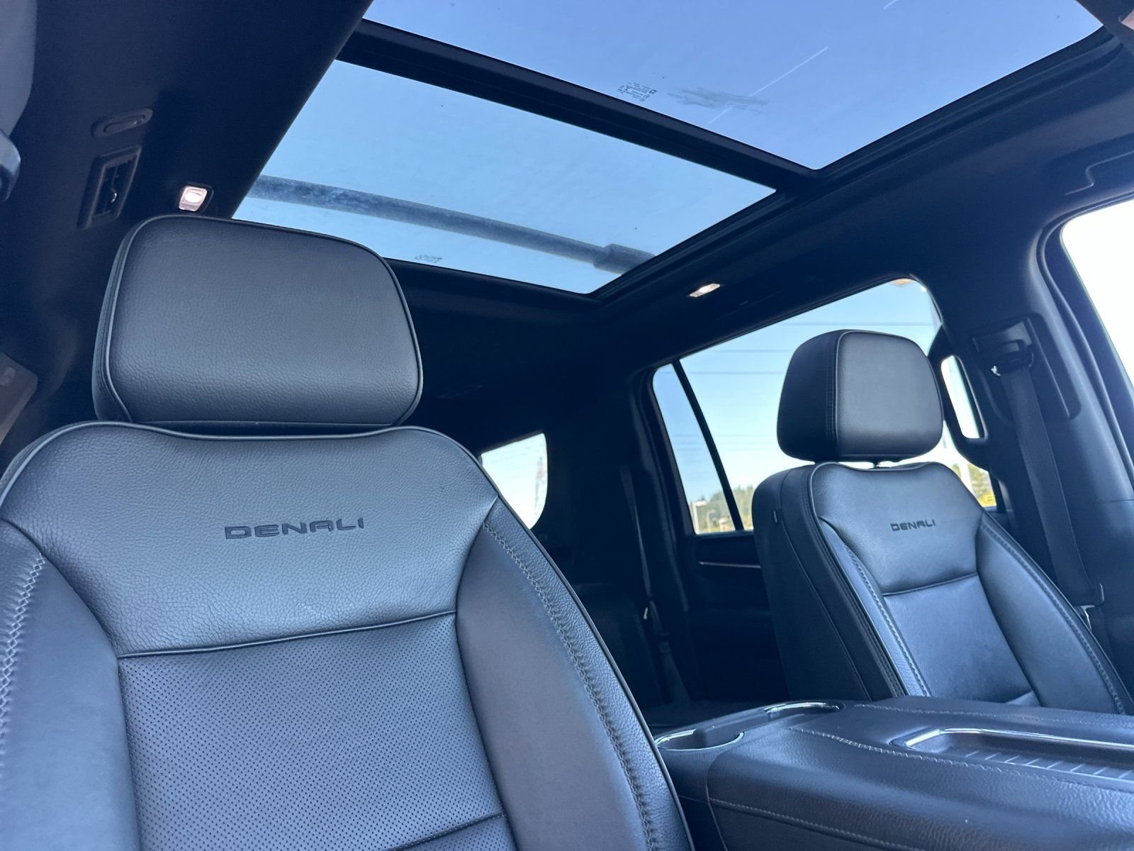 Used 2022 White Frost Tricoat GMC Denali image 16
