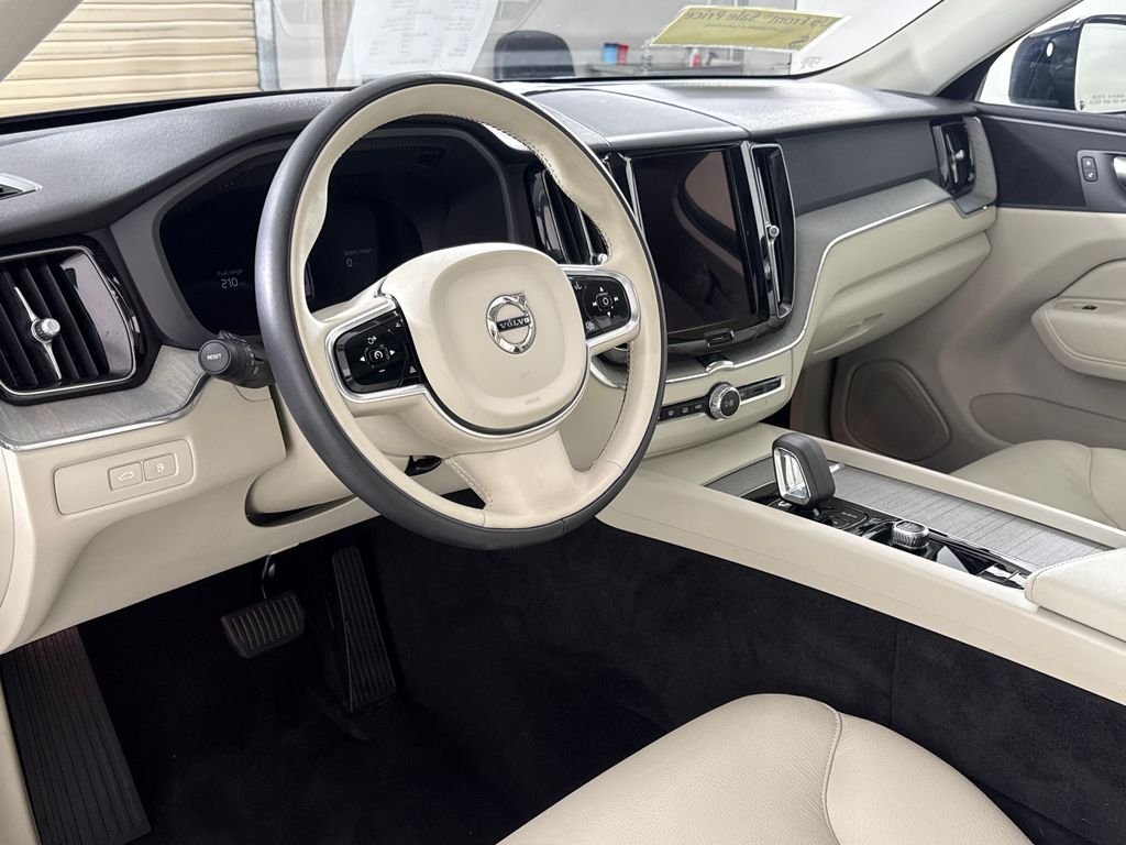 2025 Volvo XC60 Plus - Photo 13