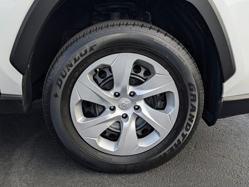 2024 Toyota RAV4 LE - Photo 8
