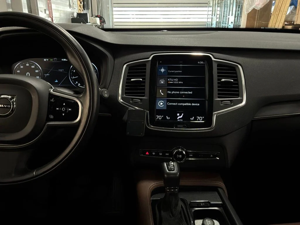 Used 2020 Blue Volvo T6 Momentum image 25