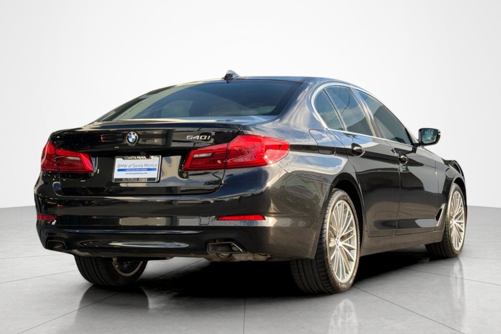 Used 2020 Black Sapphire Metallic BMW 540i image 5