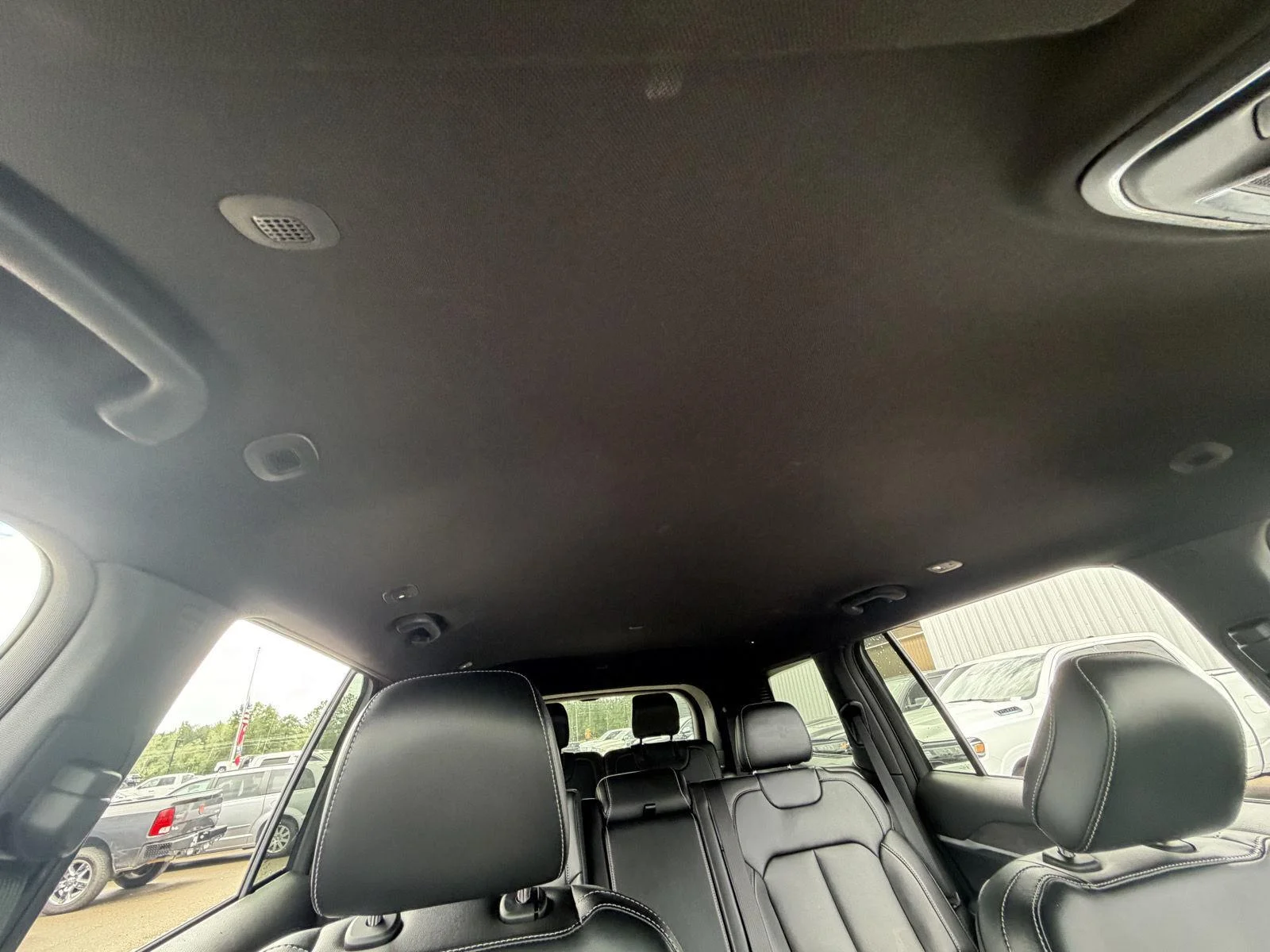 Used 2025 Diamond Black Crystal Pearlcoat Jeep Limited image 23