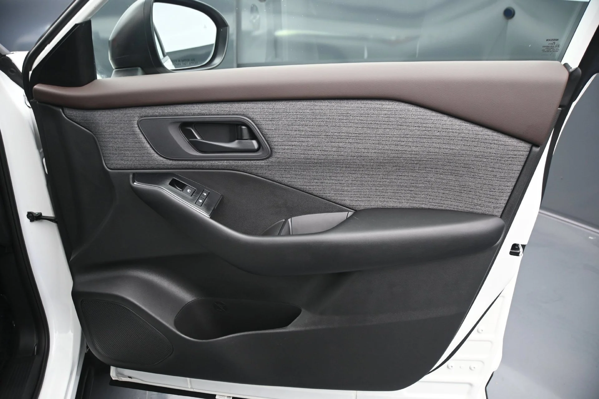 Used 2023 Glacier White Nissan S image 12