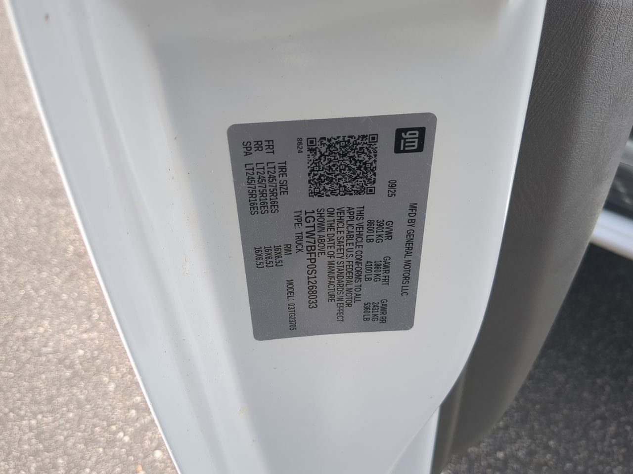 New 2025 Summit White GMC Work Van image 28
