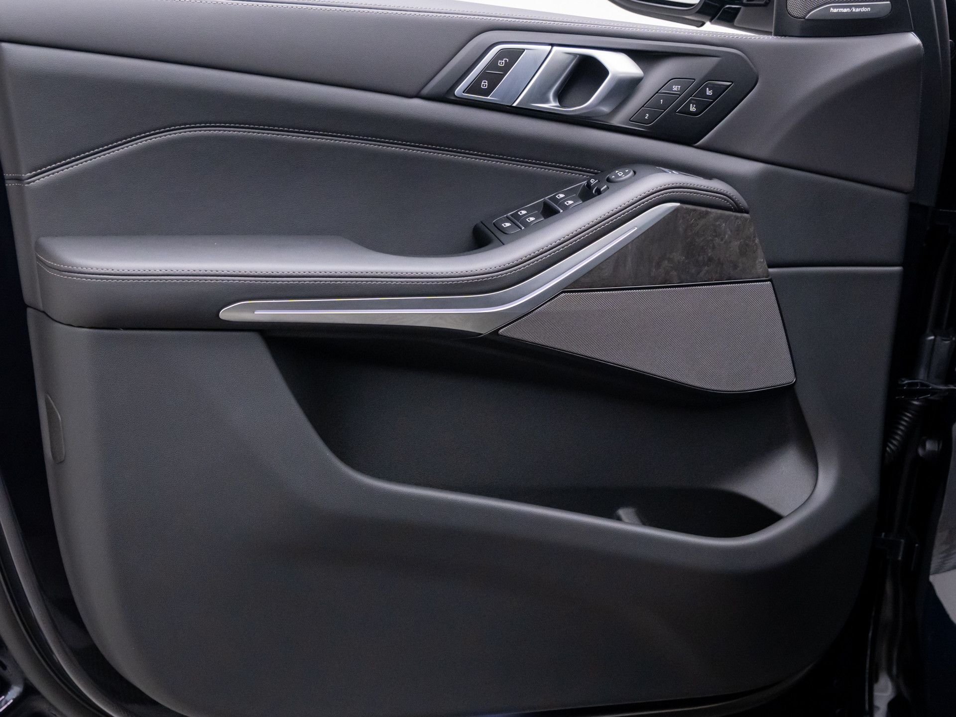 New 2026 Carbon Black Metallic BMW xDrive40i image 12