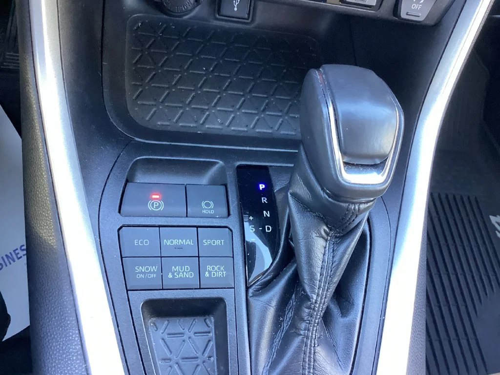 Used 2020  Toyota XLE Premium image 39