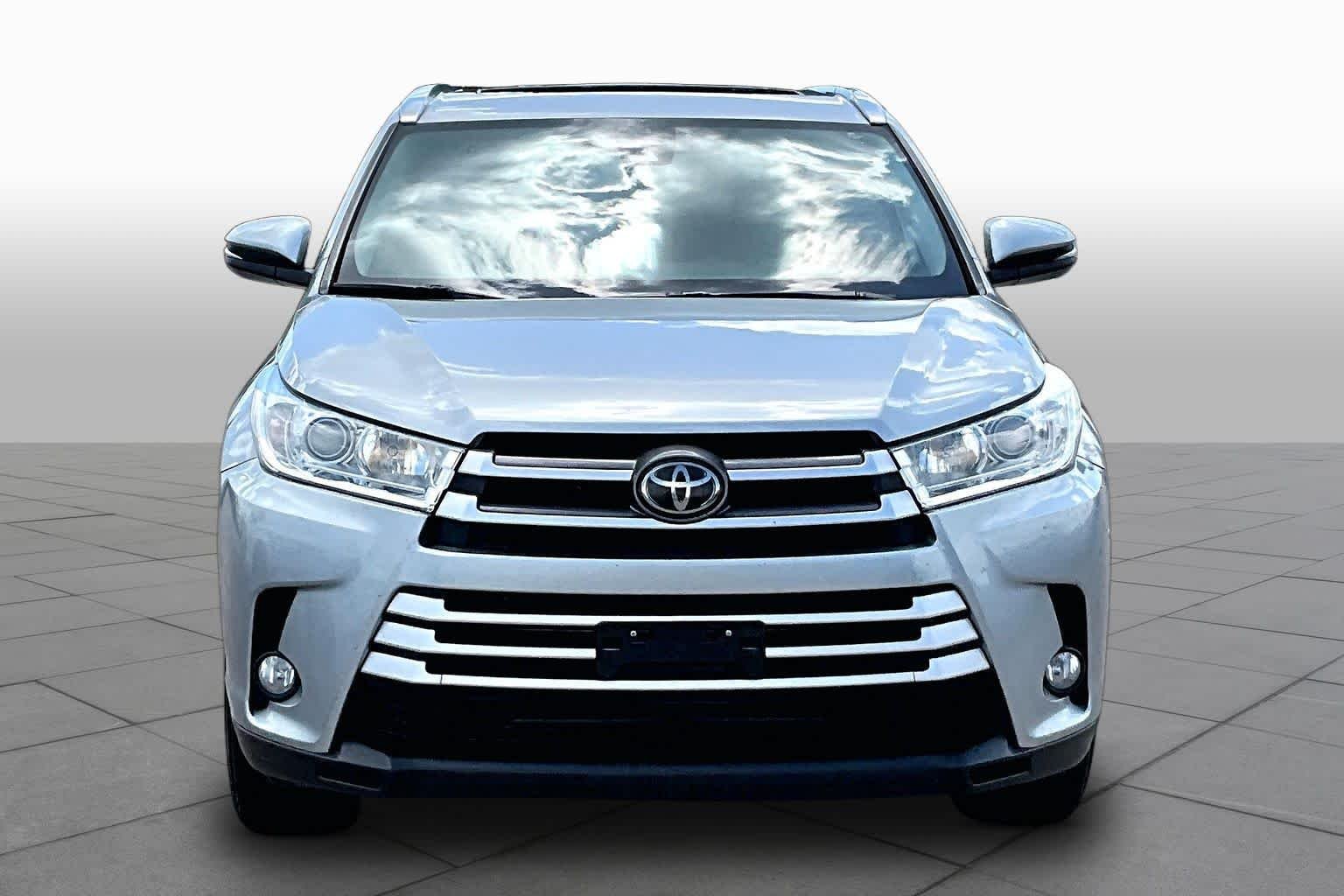 Used 2018 Celestial Silver Metallic Toyota XLE image 4
