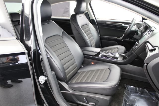 Used 2018 Shadow Black Ford SE image 19