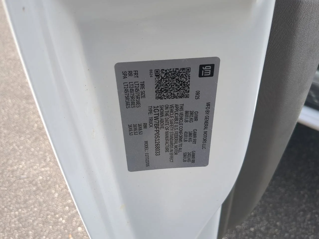 New 2025 Summit White GMC Work Van image 28