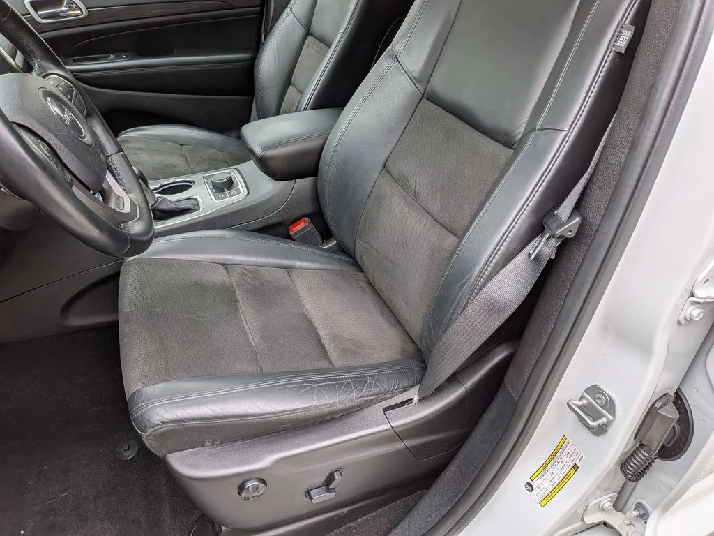 Used 2020 White Jeep Laredo image 24