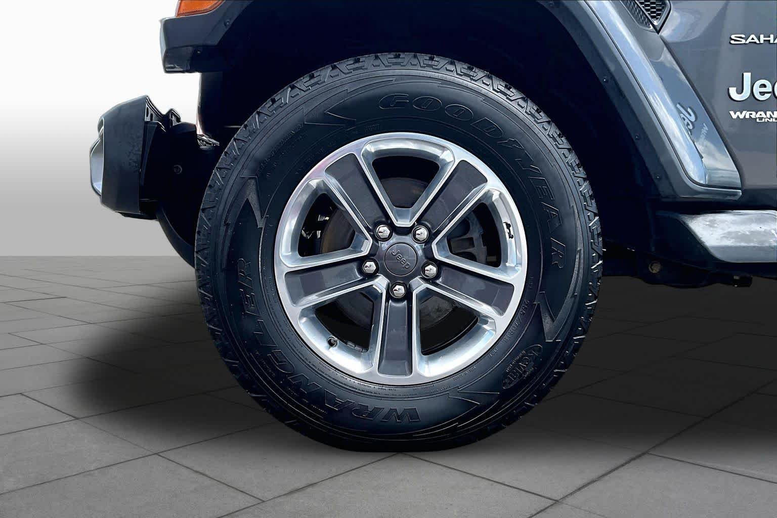 Used 2018 Granite Crystal Metallic Clearcoat Jeep Sahara image 10
