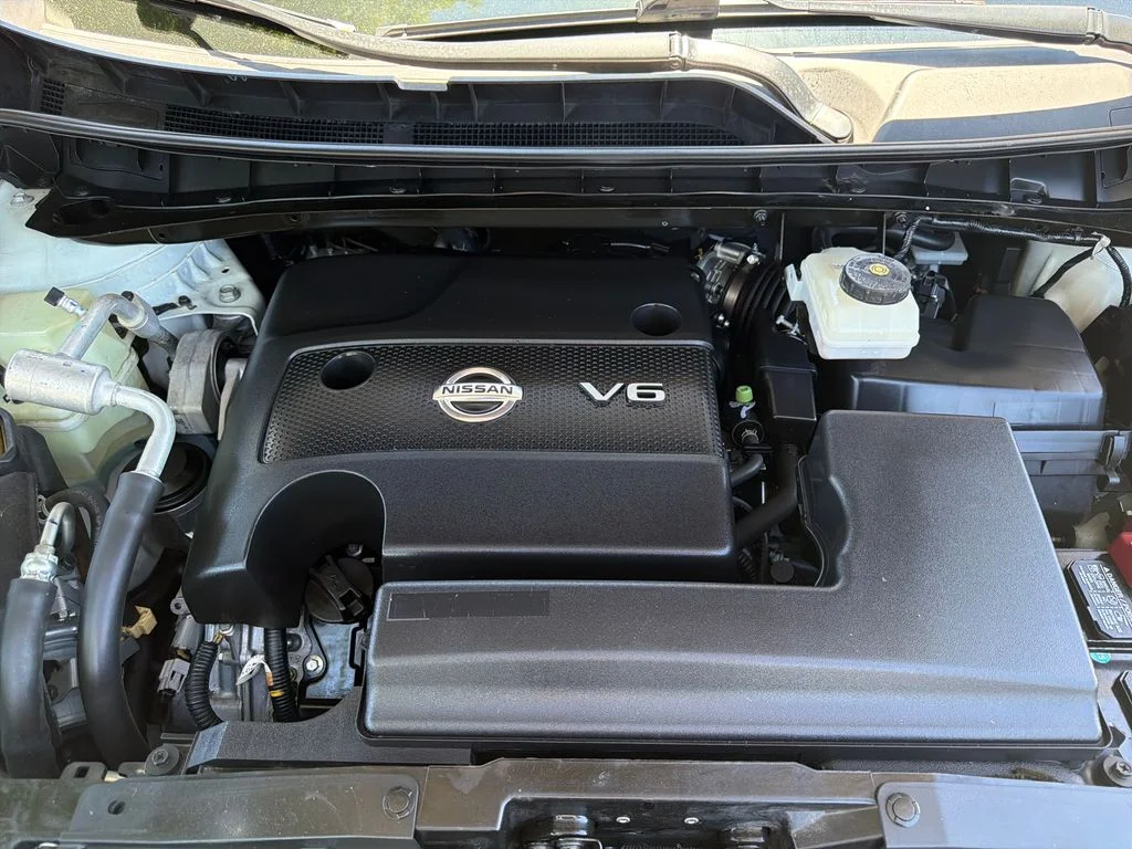 Used 2018 Pearl White Nissan SL image 17